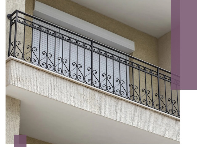 Балконные ограждения из металла и стекла в Сарапуле для домов