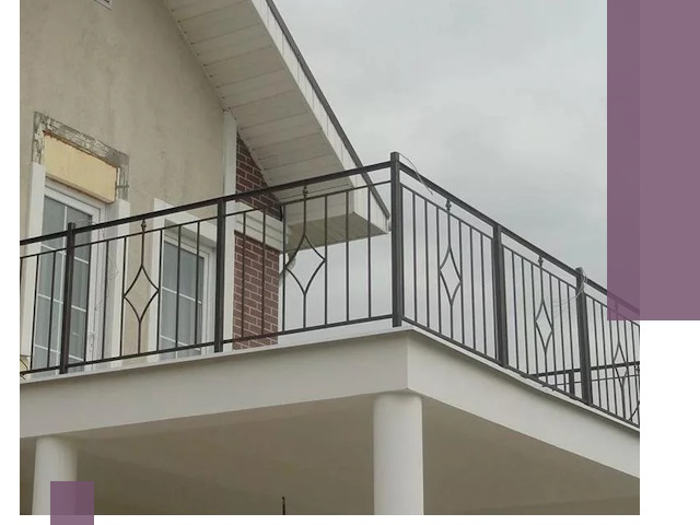 Изготовление балконных ограждений в Сарапуле из металла и стекла